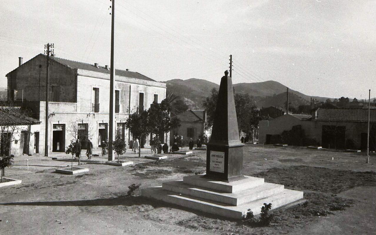Ammi-moussa 509- Monument aux morts COLLECTION DES AMIS DE ND DE SANTA CRUZ.jpg